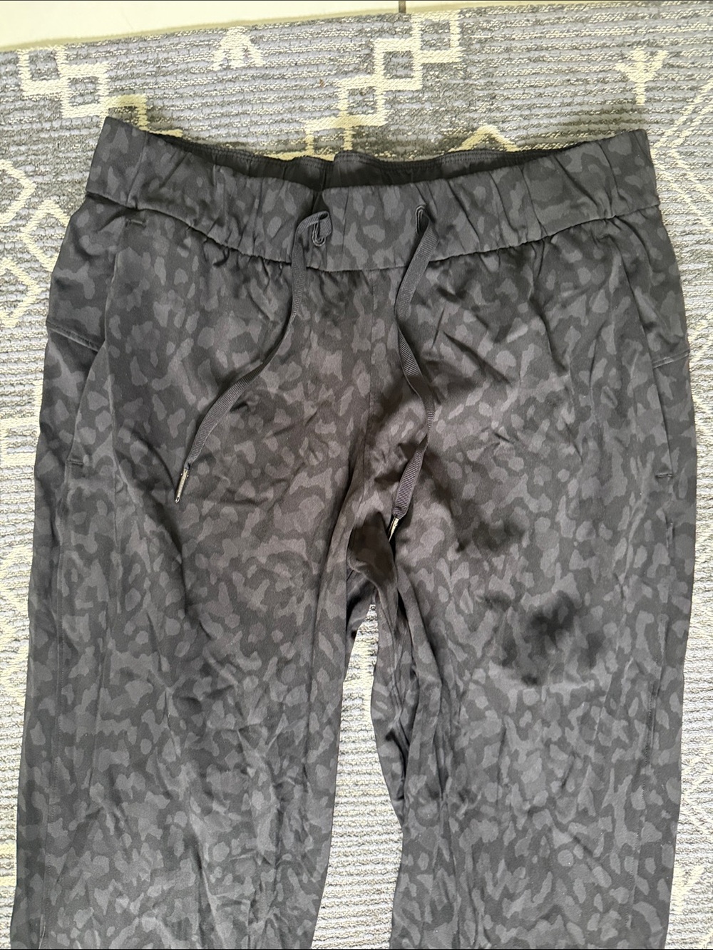 Lululemon On the Fly Incognito Formation Camo Deep Coal 7/8 Pant Crop - Picture 3 of 7